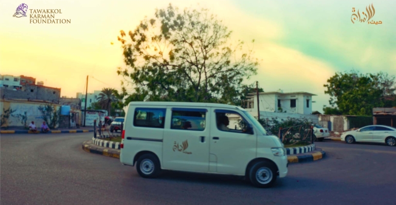 مؤسسة توكل كرمان تمنح سيارة لرجل معاق في عدن