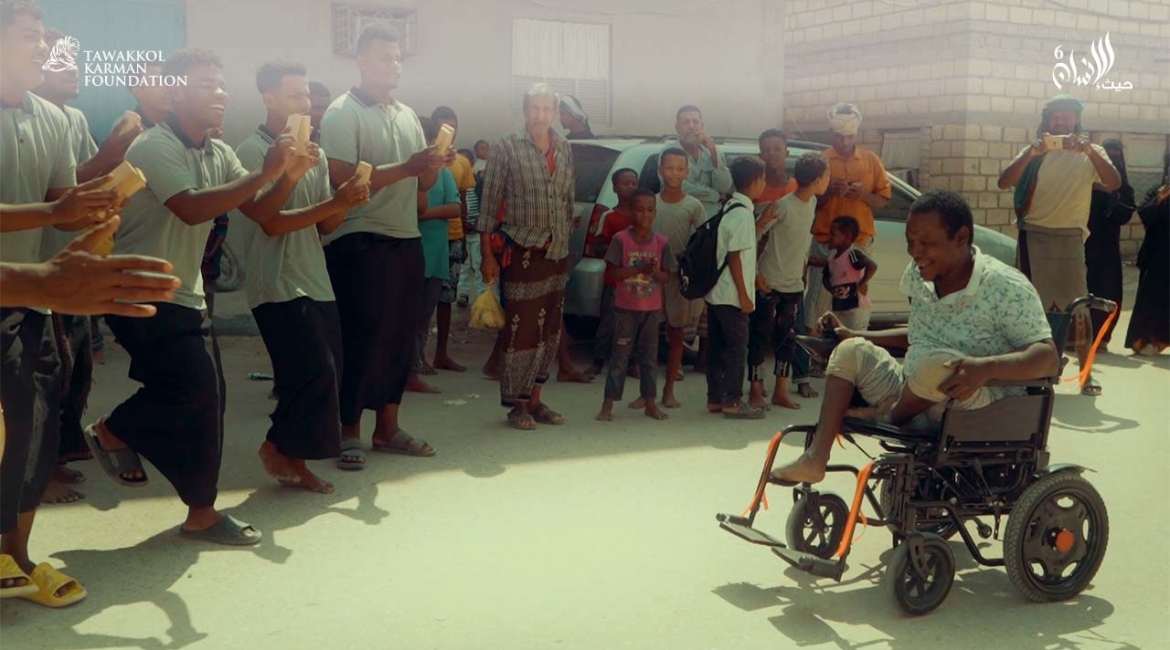 "حيث الإنسان" يغير حياة بائع حطب من ذوي الاحتياجات الخاصة بمدينة المكلا في حضرموت 