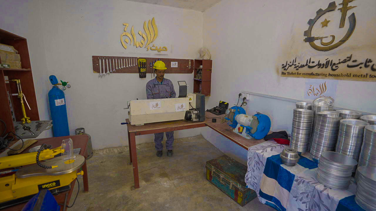 "صنع في الأكمة".. مؤسسة توكل كرمان تحقق حلم مهندس يمني بعد 40 عامًا من الانتظار