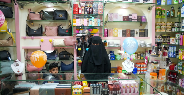 مؤسسة توكل كرمان تحول أمنية أروى إلى مشروع غيّر حياتها