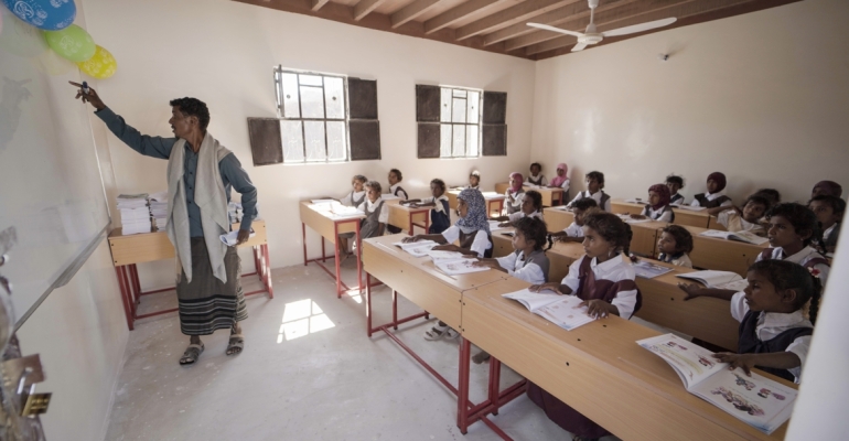 Tavakkol Karman Vakfı, Hadramut’taki Vadi Nukb çocuklarının hayalini gerçekleştirerek onlara eğitim kapılarını açtı